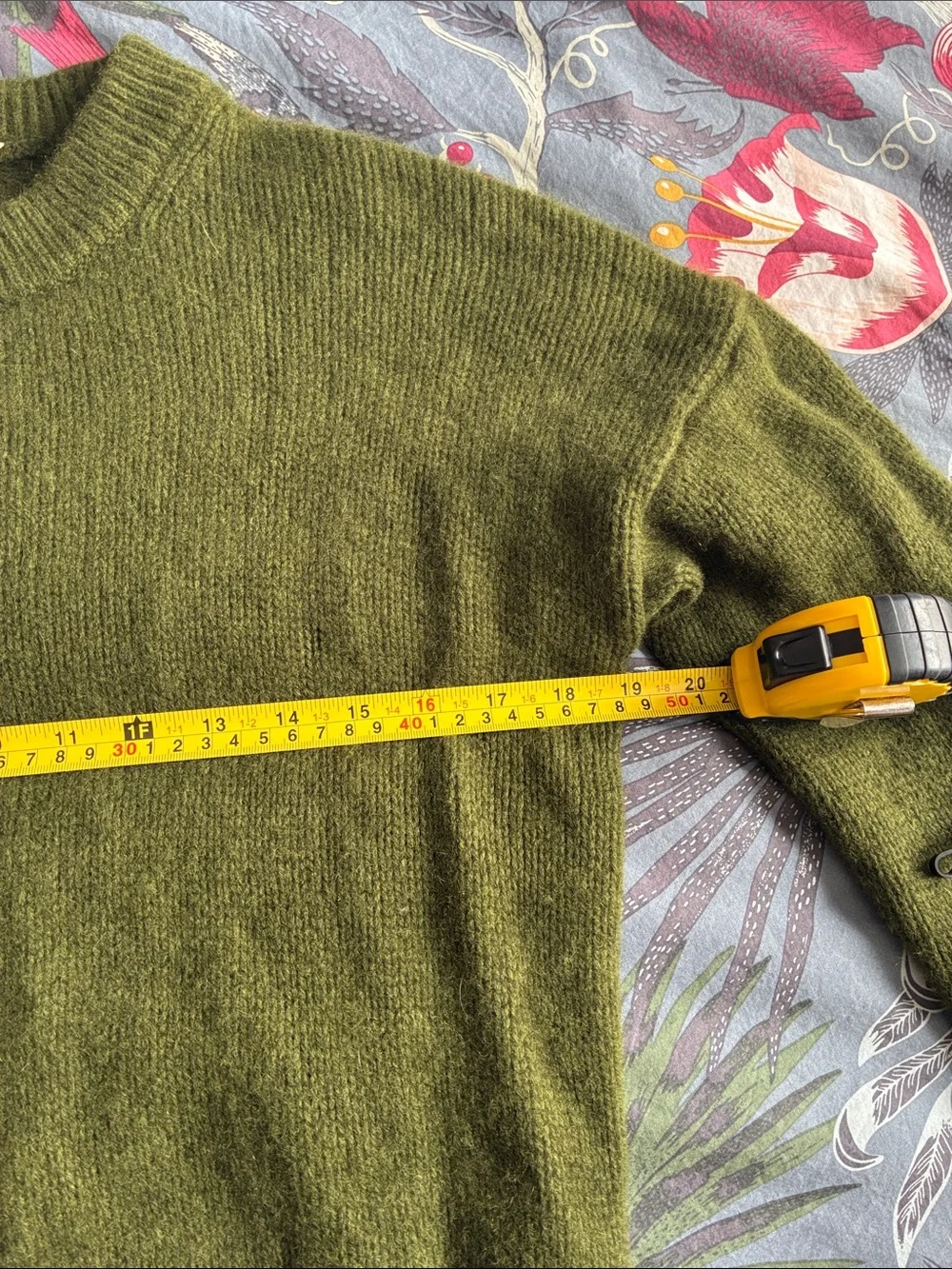 La Maille Sezane Women’s Olive Green Button-Sleeve Crewneck Sweater - Picture 4 of 7